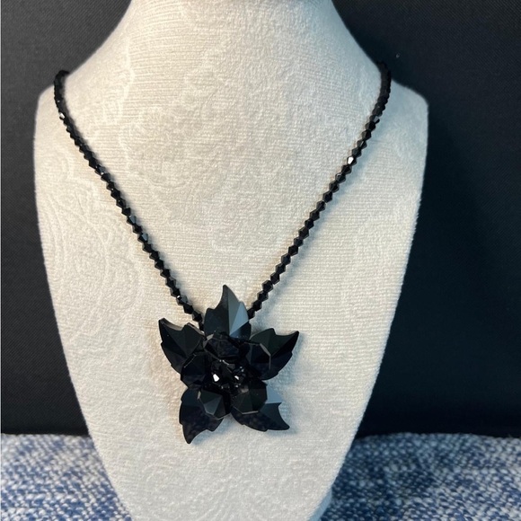 Elegant Black Floral Necklace - Picture 2 of 4